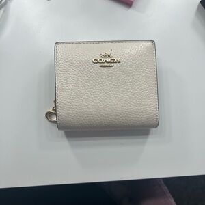 Coach Pebbled Leather Compact Wallet in Chalk
